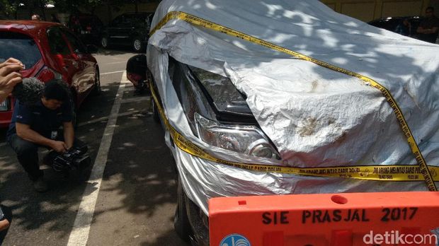 Digaris Polisi, Begini Penampakan Mobil yang Ditumpangi Novanto