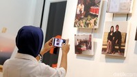 pengunjung mengabadikan foto yang dipamerkan.