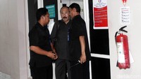 Fredrich menyebutkan Novanto tidak memiliki telepon seluler. Dia pun tidak bisa menghubungi Novanto. Setelah menyebut Novanto tak memiliki ponsel, Fredrich malah menyebut baterai ponsel Novanto habis. Saat kecelakaan pun, menurutnya, ajudan Novanto yang menghubunginya  (Foto: Lamhot Aritonang)