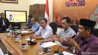 Hadir dalam diskusi itu (kiri-kanan) Ketua DPP PDIP Komarudin Watubun, Wasekjen PD Didi Irawadi Syamsudin, Direktur Eksekutif PARA Syndicate Ari Nurcahyo, Dosen Universitas Pertahanan Nasional Kusnanto Anggoro, Direktur Imparsial Al Araf, dan pendiri LIMA Ray Rangkuti.