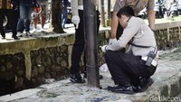 Polisi mengecek tiang lampu yang ditabrak mobil Setya Novanto.