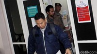 Ruangan itu dijaga ketat polisi.