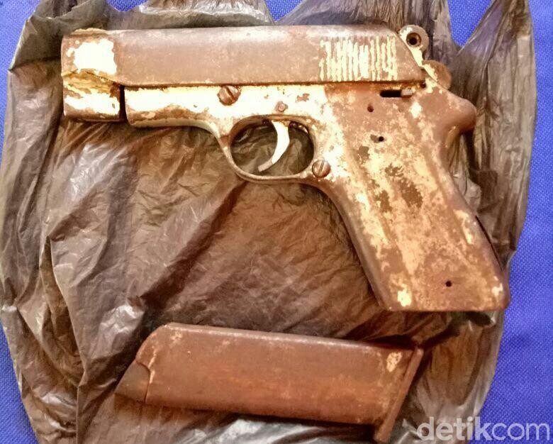 Warga Aceh Serahkan Pistol Sisa Konflik ke Polisi Warga Aceh Serahkan Pistol Sisa Konflik ke Polisi