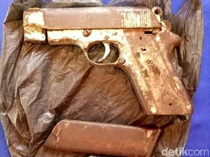 Warga Aceh Serahkan Pistol Sisa Konflik ke Polisi