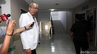 Pada saat jumpa pers di RS Medika Permata Hijau, Jumat (17/11/2017), dr Bimanesh mengatakan Novanto cedera di kepala bagian pelipis sebelah kiri, kemudian ada lecet di leher dan tangan sebelah kanan  (Foto: Lamhot Aritonang)