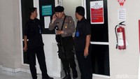 Indri juga mengungkapkan adanya permintaan untuk merahasiakan keberadaan Setya Novanto di rumah sakit. Dia mengaku diminta tidak mendaftarkan nama Novanto di daftar rawat inap. (Foto:  Lamhot Aritonang)