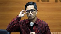 Febri Diansyah mengatakan, KPK membantarkan penahanan Setya Novanto yang saat ini masih dirawat di RSCM.