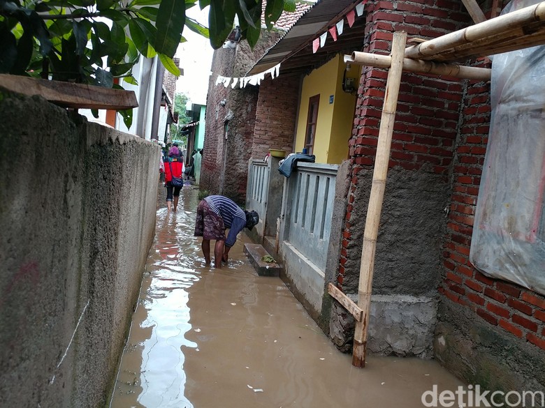 1.550 Jiwa dan 2 Sekolah Terdampak Banjir di Mekarjaya Bandung 1.550 Jiwa dan 2 Sekolah Terdampak Banjir di Mekarjaya Bandung