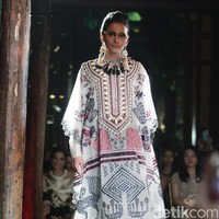 Fashion Show Biyan Wanaatmadja yang mengusung tema HUMBA HAMMU di Dharmawangsa Hotel, Jakarta, Rabu (15/11/2017). Foto:  Mohammad Abduh/Wolipop