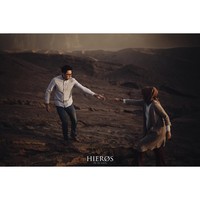 Momen ketika foto prewedding bertemakan alam ala Mega Iskanti ini bisa menjadi inspirasi. Foto ini tampak pria yang sudah menjadi suaminya itu akan menggenggam tangan Mega Iskanti untuk melalui jalan berliku. Foto: Dok. Instagram