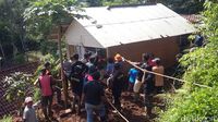 Warga Tarik Rumah yang Nyaris Tergusur Longsor di Tasikmalaya