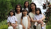 Vino G Bastian dipasangkan dengan Velove Vexia yang berperan sebagai Damayanti Noor, istri Chrisye. (MNC Pictures)