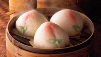 Cantiknya, bakpao bentuk buah peach ini sering dibuat dengan isian selai kacang hingga lotus. Dengan warna putih bersemburat merah muda. Foto: Istimewa