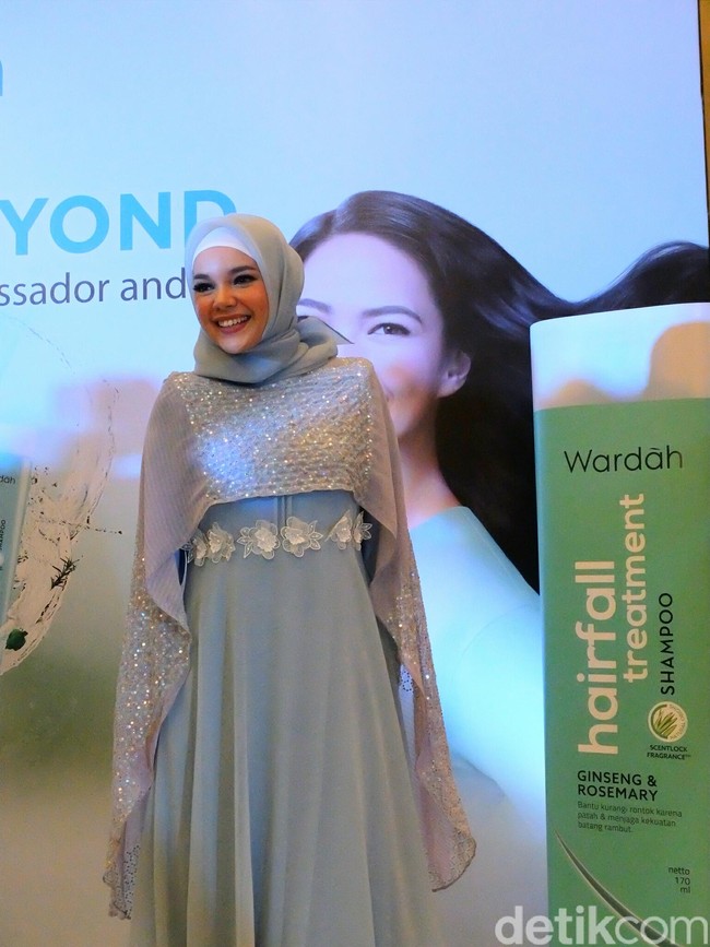 Dewi Sandra tampil menawan dengan gaun rancangan Anggia Mawardi di bawah label Anggia Handmade. Dewi Sandra pun terlihat anggun mengenakan gaun cape yang bernuansa biru itu. Foto: Anggi Mayasari/Wolipop