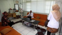 Dokter dari KPK berdiskusi dengan dokter yang merawat Novanto di RS Medika Permata Hijau, Jalan Arteri Permata Hijau, Jakarta Selatan, Jumat (17/11/2017).