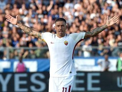 Aleksandar Kolarov menjadi pemain teranyar yang membela Lazio dan AS Roma. Setelah tiga tahun di Lazio (2007-2010), Kolarov hijrah ke Manchester City hingga dibeli AS Roma pada musim panas 2017. Foto: Pier Marco Tacca/Getty Images