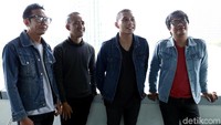 Di lagu ini, The Rain seperti ingin bernostalgia dengan warna musiknya dulu. Foto: Asep Syaifullah