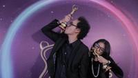 Mesranya Endah N Rhesa ketika berpose bersama piala usai menang di AMI Awards. Foto: Pahlevi / detikHOT