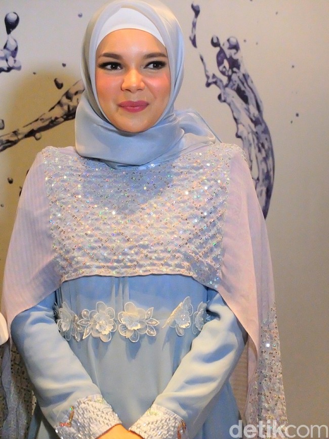 Beberapa perawatan rambut yang dilakukan oleh Dewi Sandra adalah melakukan hair spa di salon khusus muslimah, serta keramas yang disesuaikan dengan aktivitasnya. Saat kita merawat rambut, ini menunjukkan rasa syukur kita terhadap pemberian-Nya, kata Dewi Sandra.Foto: Anggi Mayasari/Wolipop