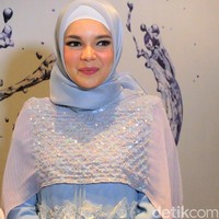 Beberapa perawatan rambut yang dilakukan oleh Dewi Sandra adalah melakukan hair spa di salon khusus muslimah, serta keramas yang disesuaikan dengan aktivitasnya. Saat kita merawat rambut, ini menunjukkan rasa syukur kita terhadap pemberian-Nya, kata Dewi Sandra.Foto: Anggi Mayasari/Wolipop