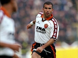 Luigi Di Biagio mengawali karier profesionalnya di Lazio pada 1988. Sempat pindah ke Monza dan Foggia, Di Biagio baru bersinar saat berseragam AS Roma pada 1995-1999. Foto: Allsport UK/Allsport