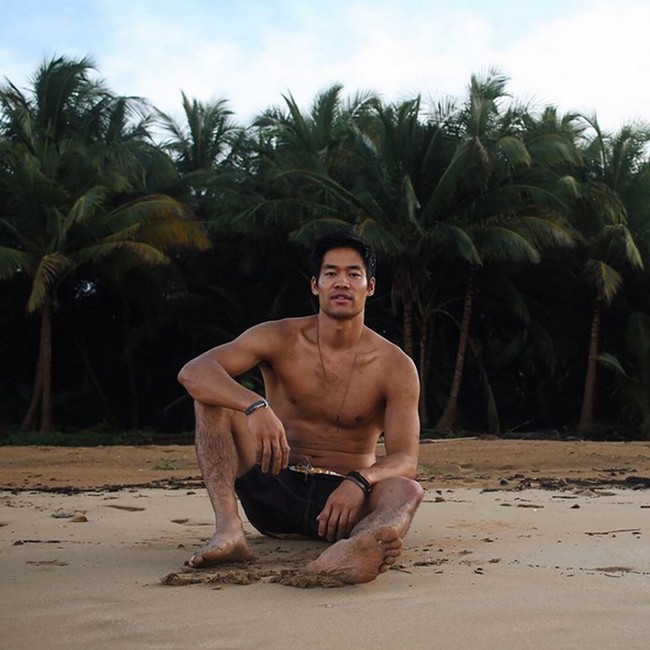 Bintang serial SWAT David Bradley Lim memamerkan dadanya yang bidang di pantai. Foto: Instagram