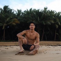Bintang serial SWAT David Bradley Lim memamerkan dadanya yang bidang di pantai. Foto: Instagram