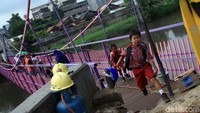 Terlebih, sebagian besar warga yang melintas adalah anak-anak yang akan berangkat ke sekolah.