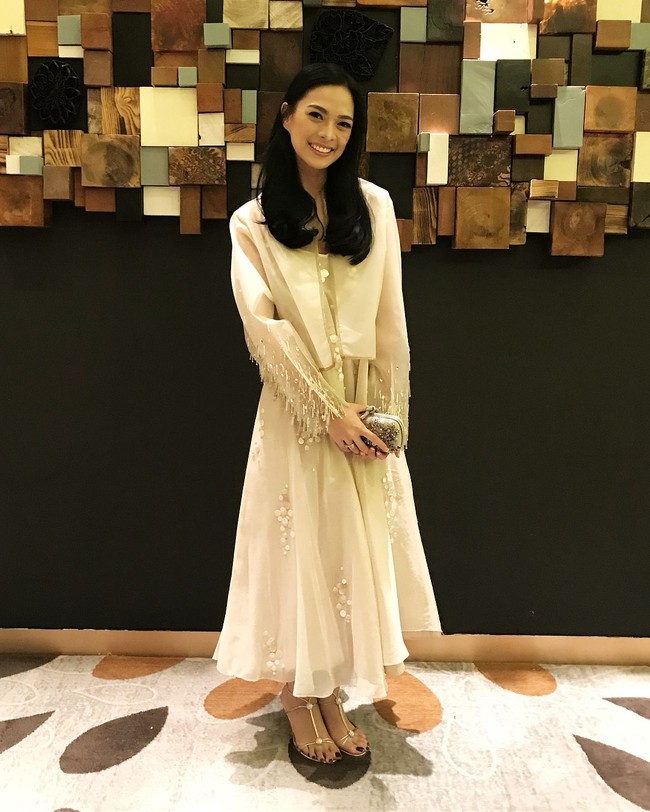 Model yang juga dokter cantik ini tampil anggun dengan balutan gaun malam karya desainer Hian Tjen. Foto: Instagram
