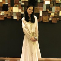 Model yang juga dokter cantik ini tampil anggun dengan balutan gaun malam karya desainer Hian Tjen. Foto: Instagram