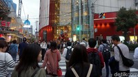 Saat lampu traffic light sudah menyala hijau, barulah mereka berbondong-bondong menyeberang. Itupun mereka tidak berdesak-desakan, meski mereka juga terburu-buru (Wahyu/detikTravel)