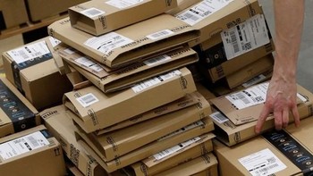 Memang para tenaga kerja ini sangat krusial untuk menjaga kepercayaan konsumen pada Amazon. Foto: Reuters