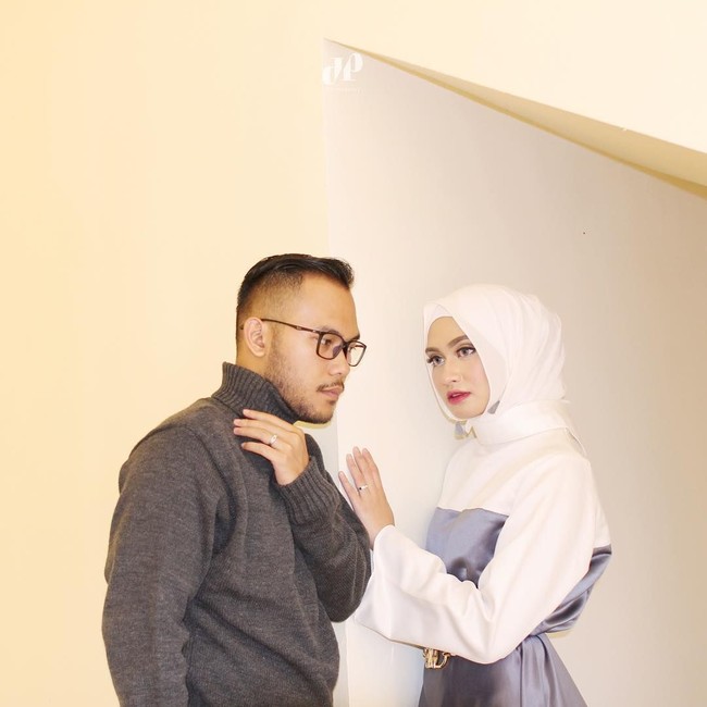Selebgram Shella Alaztha memberikan inspirasi foto prewedding di dalam ruangan. Lihat foto ini, tampak Shella Alaztha memandang pria yang sudah menjadi suaminya itu dengan tatapan mendalam. Mereka hanya berdiri sejajar tanpa bersentuhan. Foto: Dok. Instagram