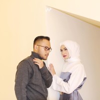 Selebgram Shella Alaztha memberikan inspirasi foto prewedding di dalam ruangan. Lihat foto ini, tampak Shella Alaztha memandang pria yang sudah menjadi suaminya itu dengan tatapan mendalam. Mereka hanya berdiri sejajar tanpa bersentuhan. Foto: Dok. Instagram