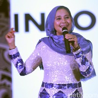 Ayu Azhari tampil di acara pameran batik Indocraft 2017 yang digelar di JCC, Senayan, Kamis (16/11/2017). Foto: M. Abduh/Detikcom