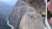 Alwas-Killar Road ada di Lembah Pangi, India, di ketinggian sekitar 4.400 mdpl dengan sisi sebelahnya jurang. Salah satu jalan paling berbahaya di dunia ini hanya dibuka awal Juli sampai pertengahan Oktober, sisanya tak bisa dilewati (Youtube)
