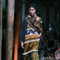 Fashion Show Biyan Wanaatmadja yang mengusung tema HUMBA HAMMU di Dharmawangsa Hotel, Jakarta, Rabu (15/11/2017). Foto:  Mohammad Abduh/Wolipop