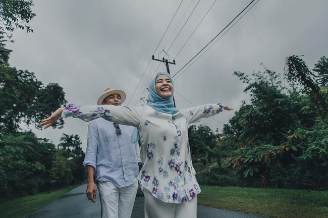 Ada pula foto prewedding tak bersentuhan di mana Laudya Cynthia Bella berganti busana bernuansa cerah seperti putih-biru kompak dengan Engku Emran. Lihat kebahagiaan Laudya Cynthia Bella dengan latar belakang alam yang bagus. Foto: Dok. Instagram