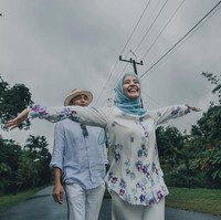 Ada pula foto prewedding tak bersentuhan di mana Laudya Cynthia Bella berganti busana bernuansa cerah seperti putih-biru kompak dengan Engku Emran. Lihat kebahagiaan Laudya Cynthia Bella dengan latar belakang alam yang bagus. Foto: Dok. Instagram