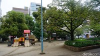Taman ini dibangun memanfaatkan lahan kosong yang tidak terpakai. Selain menambah estetika kota, tentunya taman ini mendatangkan manfaat bagi warga buat liburan yang murah meriah (Wahyu/detikTravel)