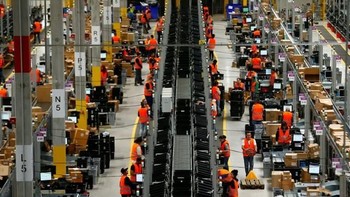 Kami mendengarkan kritik yang ditujukan pada kami. Kami senang dengan perubahan ini dan mendorong kompetitor kami serta perusahaan yang mempekerjakan banyak karyawan untuk mengikutinya, sebut Bezos di blog Amazon. Foto: Reuters