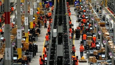 Melongok Kesibukan Gudang Raksasa Amazon Jelang Pesta Diskon
