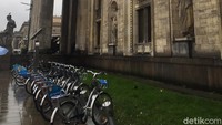 Pilar dan lengkungan gaya Gothic mendominasi bentuk bangunan dari batu ini. Meskipun sudah terlihat berbagai sentuhan modern seperti lampu LED (Odilia/detikTravel)