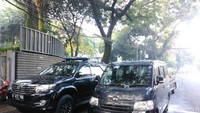 Mobil-mobil ini parkir di depan rumah Setya Novanto. (Foto: Tsarina Maharani/detikcom)
