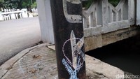 Tiang lampu itu masih berdiri tegak meski sudah tertabrak mobil yang ditumpangi Setya Novanto.