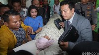 Seluruh tubuh Novanto dililit kain kecuali muka.