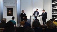 Co-Chairman Christies dari bagian karya seni kontemporer dan pasca perang, Loic Gouzer mengatakan pelelangan lukisan Leonardo da Vinci berdampingan dengan karya Andy Warhol Sixty Last Suppers. Foto: Getty Images