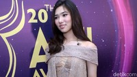 Ia tampak anggun dengan gaun berwarna krem. Pool/Noel/detikFoto.