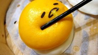 Bakpao berwarna kuning berbentuk gudatema ini kalau dipencet akan keluar cairan. Isinya adalah saus telur asin yang gurih manis! Foto: Istimewa