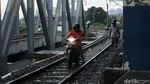 Nekat! Pengendara Motor Ini Nyebrang Lewat Rel Kereta Api